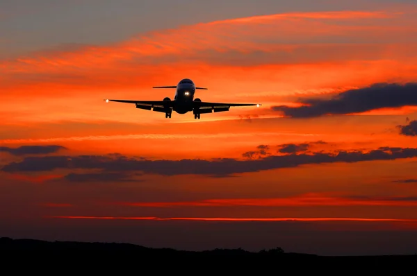 Avion sur le ciel orange — Photo