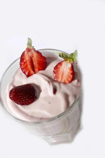 Полуничний йогурт зі скибочками свіжої полуниці — стокове фото