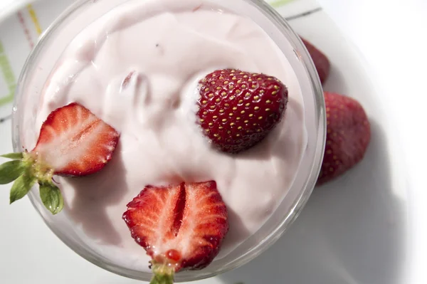 Strawberry yogut with slices of fresh strawberries — Stock Photo, Image