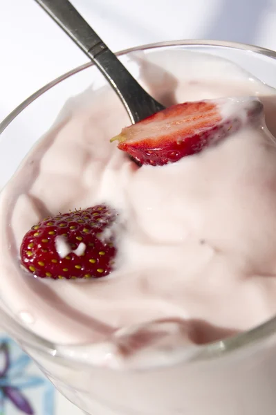 신선한 딸기의 조각과 딸기 yogut — 스톡 사진