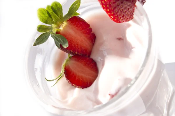 Erdbeerjogut mit Scheiben frischer Erdbeeren — Stockfoto