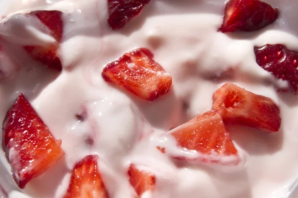 신선한 딸기의 조각과 딸기 yogut — 스톡 사진