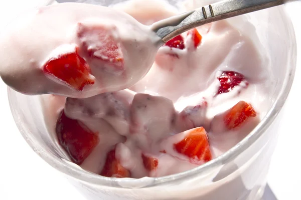 Iogurte de morango com fatias de morangos frescos — Fotografia de Stock