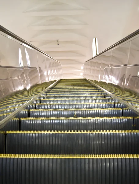 地铁自动扶梯楼梯 — 图库照片