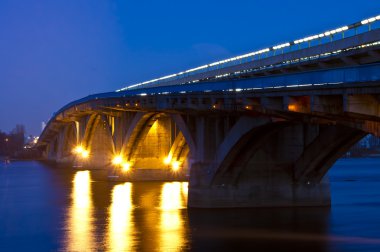 Metro kiev gece köprü