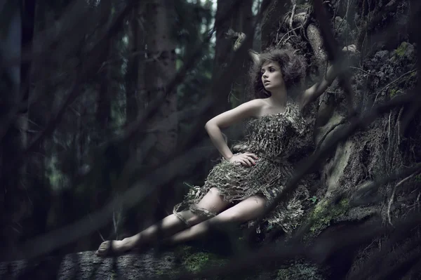 躺在树干上的生态位女士 — 图库照片