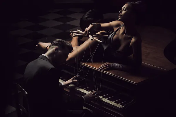 Сексуальные женщины, лежащие на пианино — стоковое фото