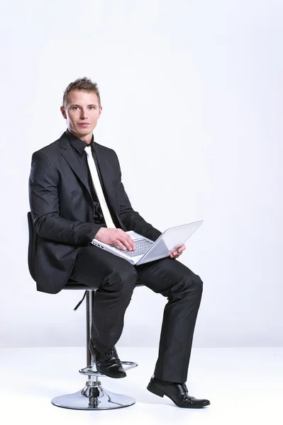 ビジネスの男性と白で分離されたラップトップ — ストック写真