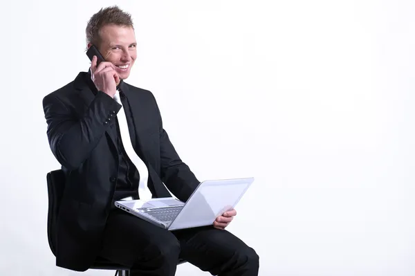 Boldog üzletember, mobil telefon, laptop előtt — Stock Fotó