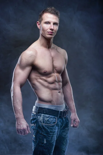 Good looking bodybuilder posing — Stock Photo, Image