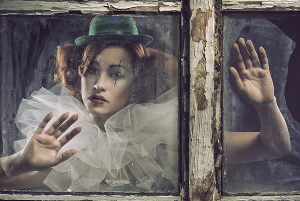 玻璃后面的孤独悲伤皮埃罗女人 — 图库照片