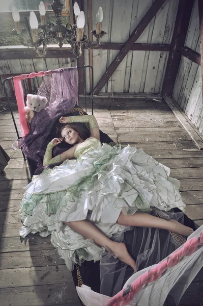 Mooie vrouwen in jurk liggend in het bed — Stockfoto