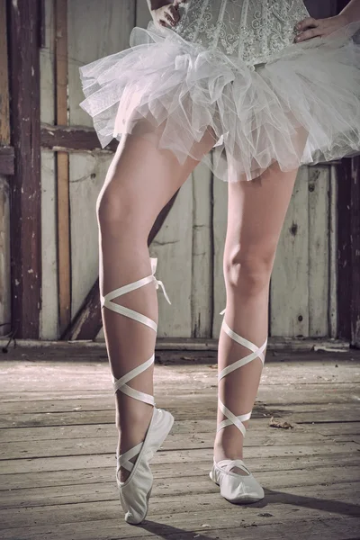 Bellezza gambe di ballerina in piedi in punti — Foto Stock