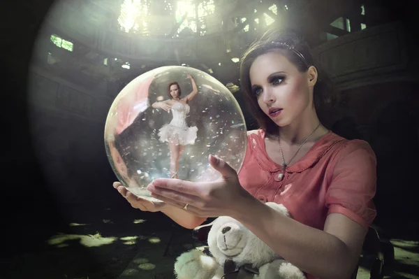 Zamyšlená dívka sní o baletu. balerína v kouli s kouřem — Stock fotografie