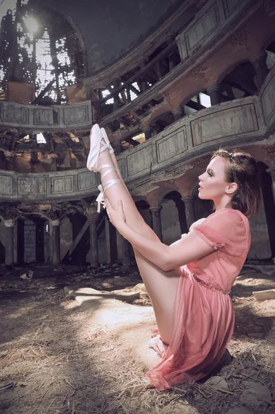 Baletní tanečník pózuje na divadlo — Stock fotografie
