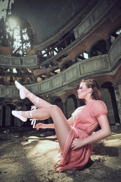 Bailarina de ballet posando en la iglesia — Foto de Stock