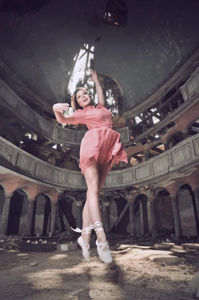 Dançarina de estilo moderno posando na igreja — Fotografia de Stock