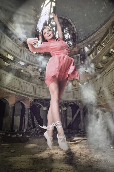 Bailarina de estilo moderno posando en el teatro — Foto de Stock