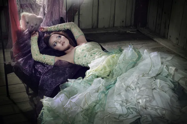 Krásné ženy, ležící v posteli — Stock fotografie