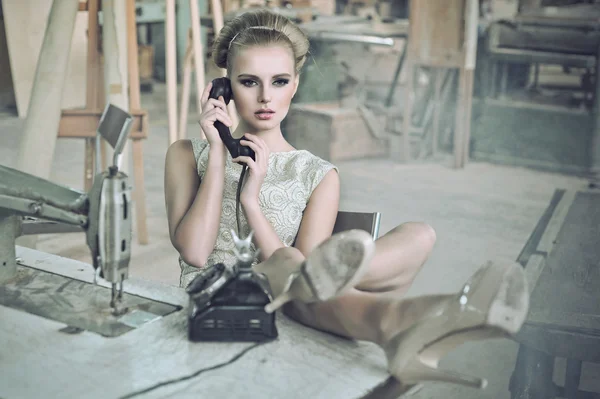 Mujer sensual con un teléfono — Foto de Stock