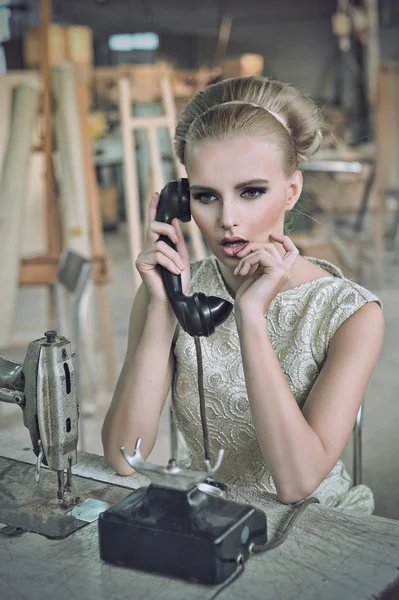 Szép nő, és a telefon — Stock Fotó