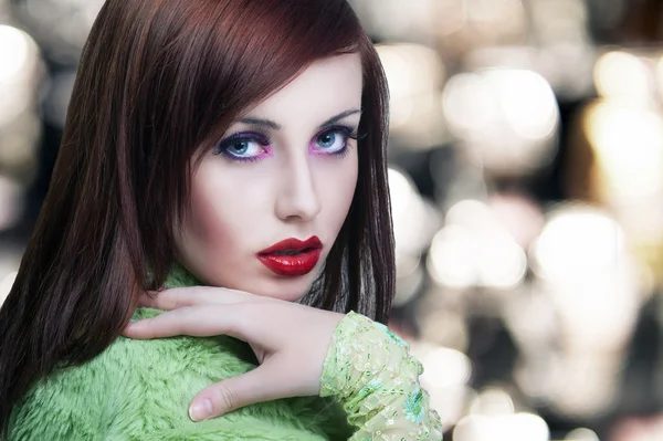 Portret van een schoonheid brunette met rode lippen — Stockfoto