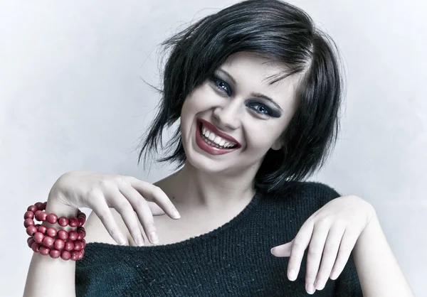 Retrato de mujer sonriente con dientes blancos y lápiz labial rojo — Foto de Stock