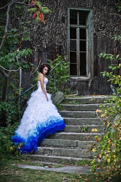 Beleza morena usando vestido de noiva — Fotografia de Stock