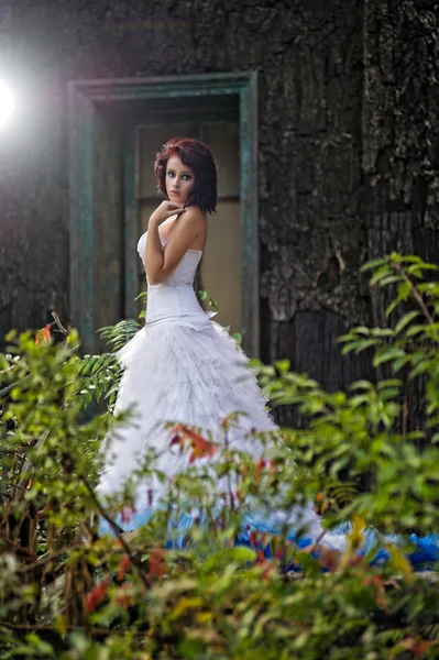 Молода жінка у весільній блакитній сукні — стокове фото