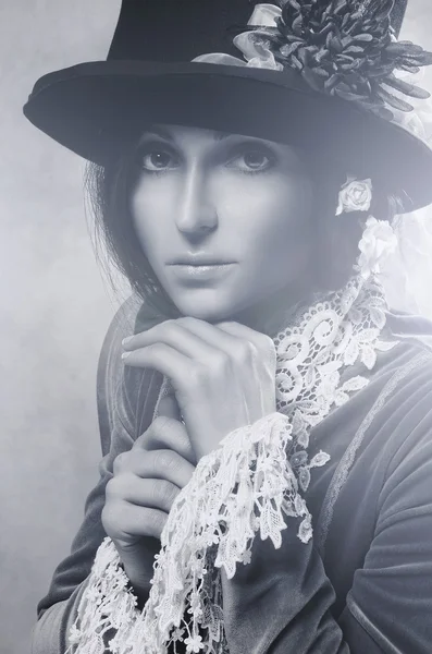 Çiçekli şapka giyen sevimli kadın — Stok fotoğraf