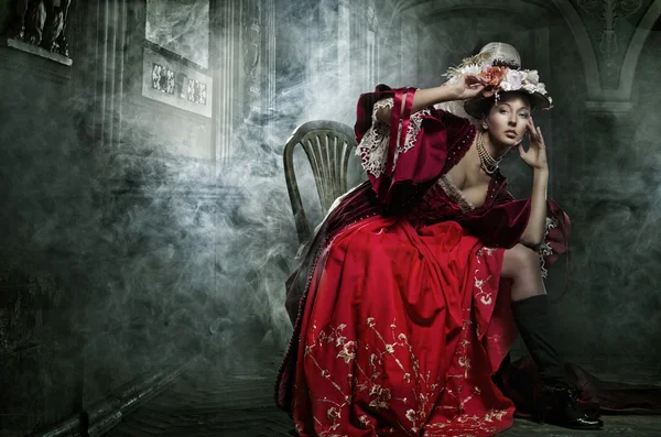 Delicado pensativamente morena posando em um vestido vintage — Fotografia de Stock