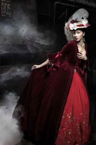 Bir trenin kırmızı elbise giyen güzel bir kadın — Stok fotoğraf