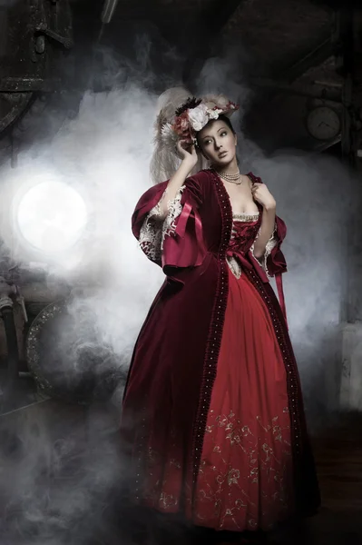 Γυναίκα ομορφιά, φορώντας παλιά ντεμοντέ φόρεμα — Φωτογραφία Αρχείου