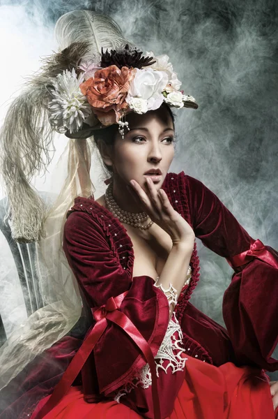 Delicado morena posando en un vestido vintage —  Fotos de Stock