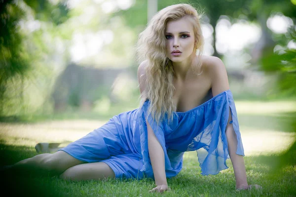 Skönhet blond dam i trädgården — Stockfoto