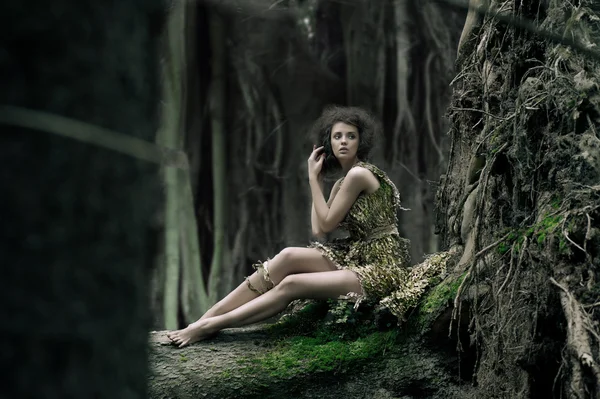 Eco mulher sentada no tronco — Fotografia de Stock