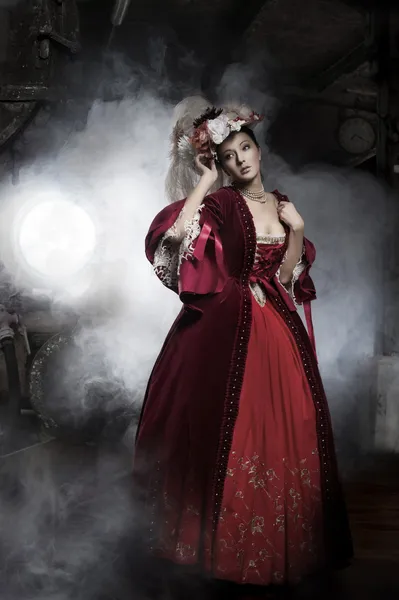 Schoonheid vrouw dragen van oude ouderwetse jurk Stockfoto