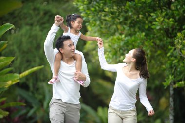 Mutlu Asyalı aile
