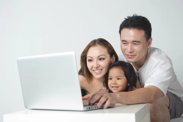 Asiatische Familie mit dem Laptop — Stockfoto