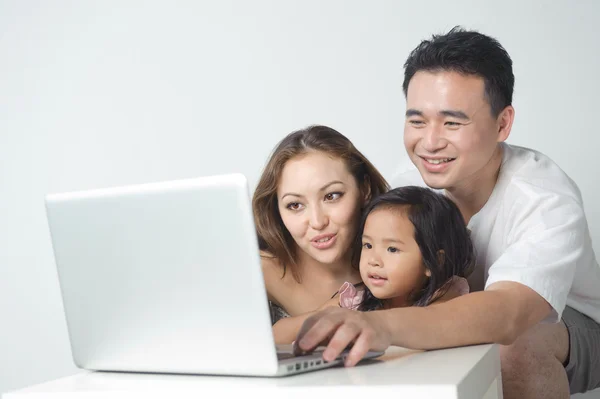 Familia asiática usando el portátil — Foto de Stock
