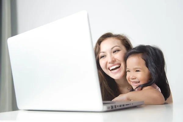 Glückliche Mutter & Tochter — Stockfoto
