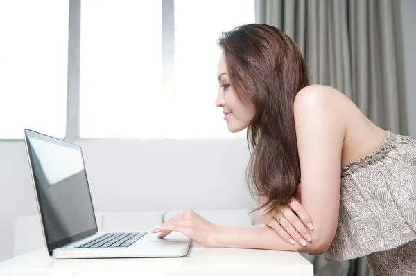 Atrakcyjna kobieta korzysta z laptopa — Zdjęcie stockowe