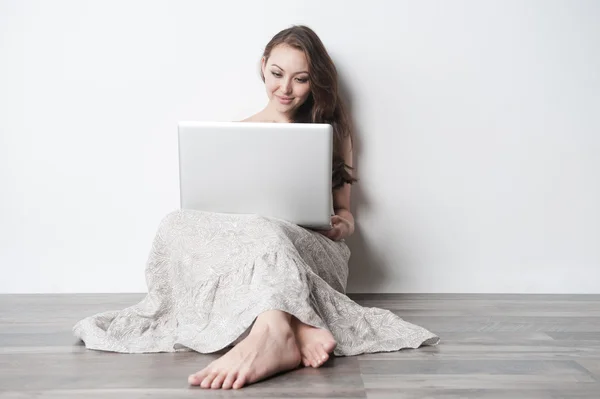 Aantrekkelijke vrouw met laptop — Stockfoto