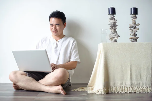 Asiático hombre usando laptop — Foto de Stock