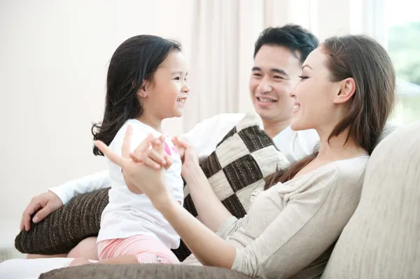 Iskambil mutlu Asya ailesi — Stok fotoğraf