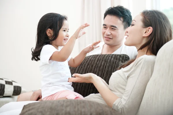 Aziatische en gelukkige familie spelen — Stockfoto