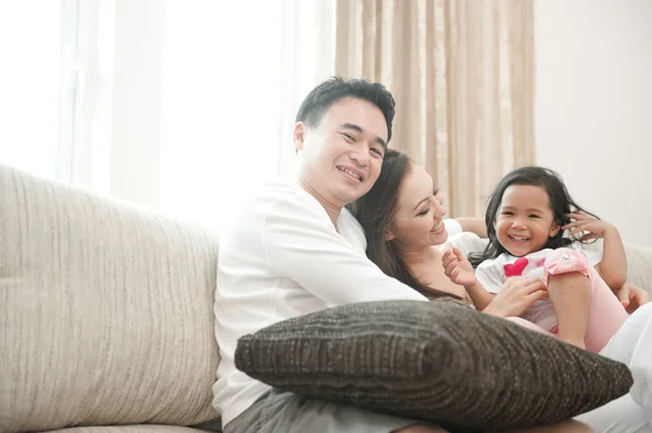 Glückliche asiatische Familie — Stockfoto