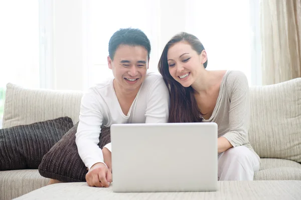 Dizüstü bilgisayar kullanan mutlu Asya çift — Stok fotoğraf