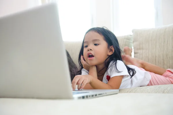 Asiatisk tjej med hjälp av dator — Stockfoto