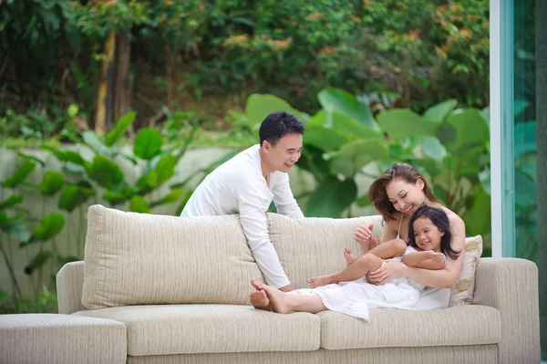 Asiatische Familie glücklich zusammen — Stockfoto